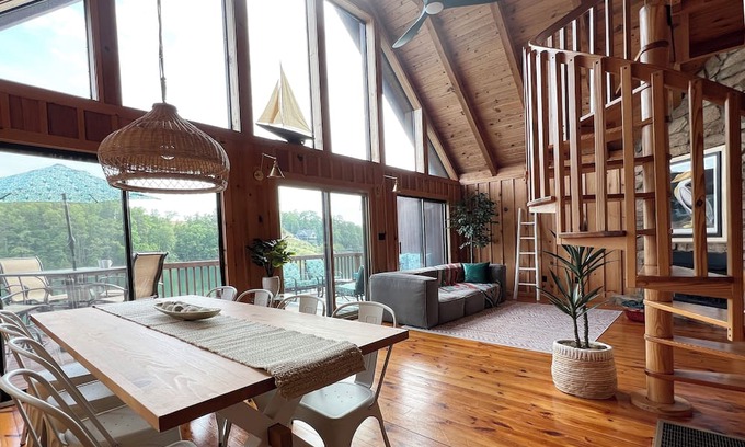Six Mile Chalet De Esquí | THREE-LEVEL LAKEFRONT DESIGNER CHALET: ONLY 9 MILES FROM CLEMSON! Wi-Fi/AC