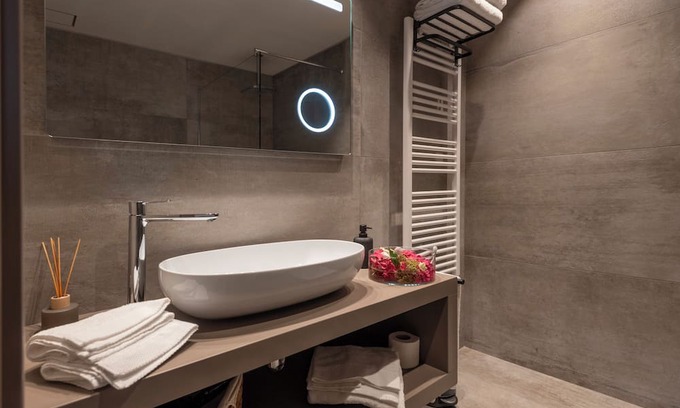 Castagnito Cama Y Desayuno | Large Deluxe Suite 101 with terrace - Relais PQlin & Winery.