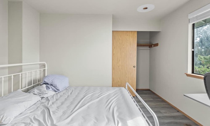 Federal Way Casa | A beautiful private bedroom in a peaceful neighborhood in Federal Way- Twin-lake