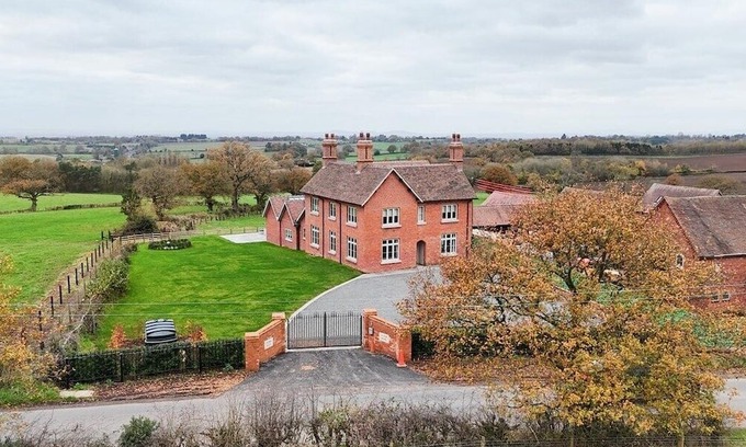 Cleedownton Casa | Cobley Hill Farm - Sleeps 24