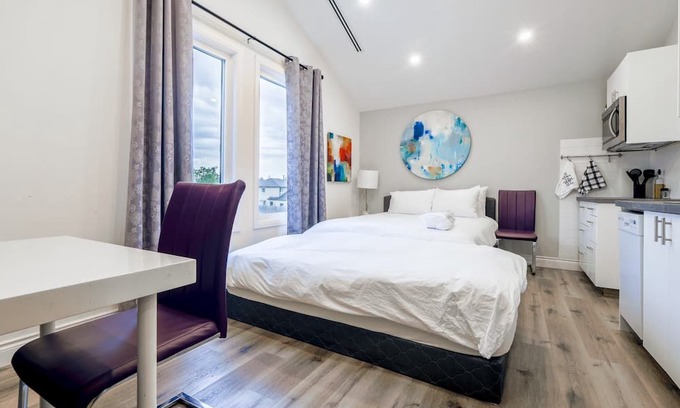 Thornhill Casa | 20 People Home In Thornhill