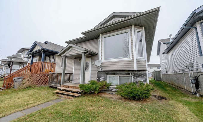 Grande Prairie Casa | King Bed | Workspace | Fast Wi-Fi | Long Stays OK