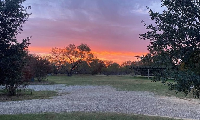 Glen Rose Cabina | Rhineland Farm Farmhouse. 20 min from DVSP, Fossil Rim, Cleburne State Park
