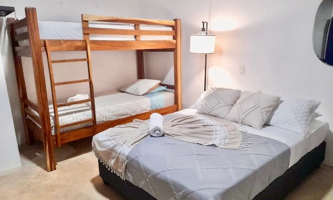 Jacó Apartamento | Gated Parking, 7min to beach, A/C Wi-FI