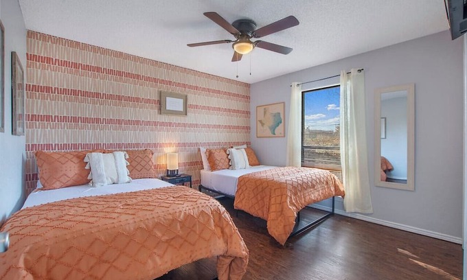 Arlington Casa | Walk to the Stadiums | 4 Beds | Garage Parking