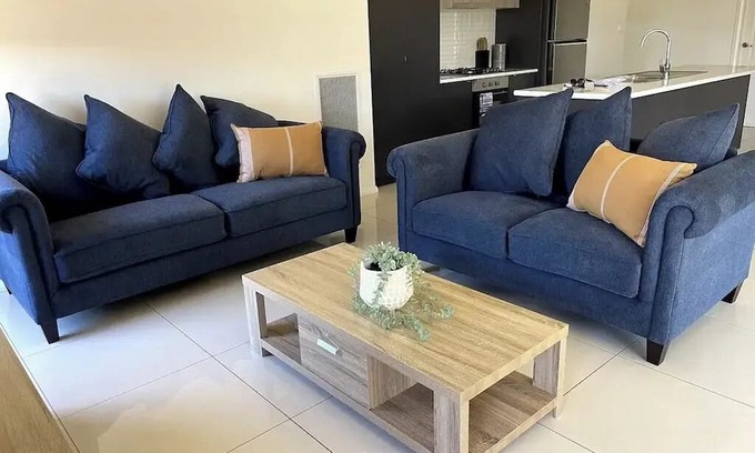 Lloyd Apartamento | Welcome to our stylish 3BR villa, perfect for a city escape.
