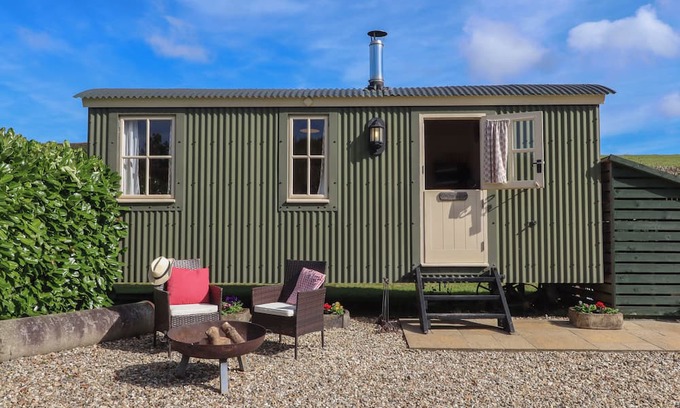 Kennerleigh Cabaña | SHEPHERDS BLISS, romantic, with hot tub in Cheriton Fitzpaine