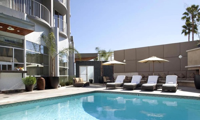 Los Angeles Casa | Enjoy Rooftop Dining and Iconic LA Views at Quirky West Los Angeles Room