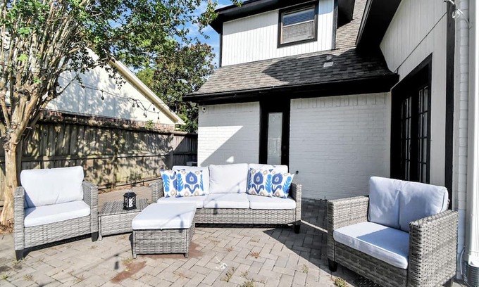 Pearland Casa | Pet friendly/King Bed/Tranquil Retreat/Fenced Backyard/Master BR on Main