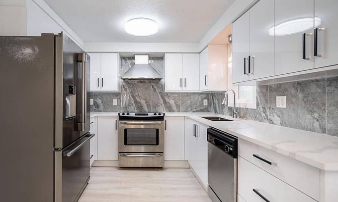 Delta Casa | Centrally located around major tourist attractions in Vancouver. Peaceful, clean