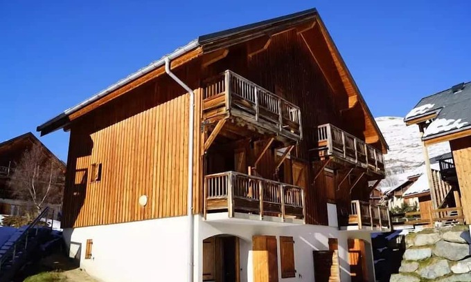 Saint-Jean-d'Arves Apartamento | Residence Les Marmotes - Apartment in chalet near the slopes and ski school