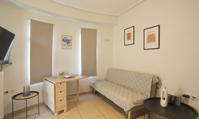 Chaidari Apartamento | Filoxenia Modern Apt with Balcony near Athens Ctr