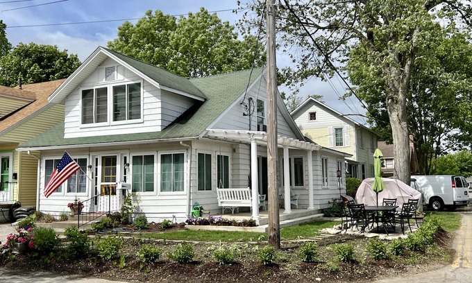 Lakeside Cabaña | Beautiful Cottage Near the Lakefront Path and Downtown