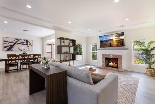 Tarzana Casa | Deluxe and Spacious 4BR Residence with Parking, BBQ