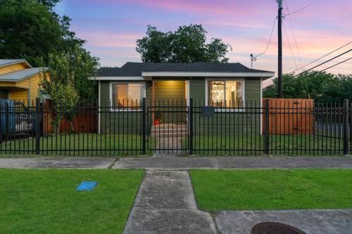 Eastside Promise Neighborhood Apartamento | Clover House - Classy and Fully Renovated 3bdr