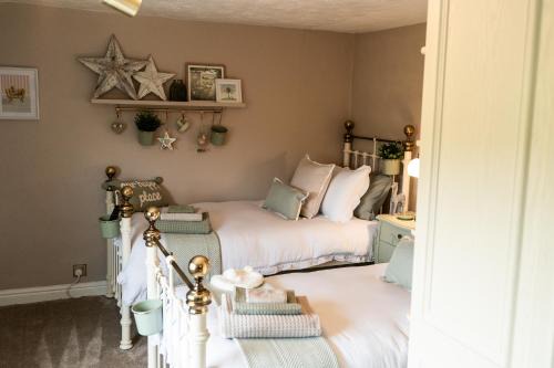 Appley Bridge Casa | Fern room at field view cottage