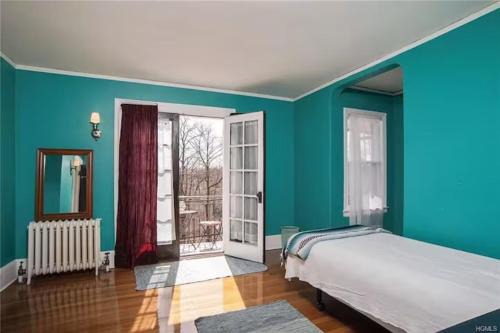 White Plains Casa | Balcony Room At Cozy Homeva