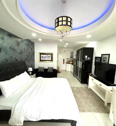 Balibago Hotel | Deluxe room with king bed and Balcony at Kandi Palace