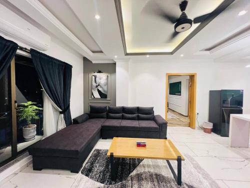 Rawalpindi Apartamento | Elite 2BHK Luxe Retreat