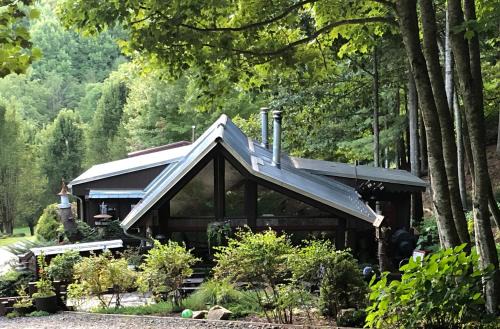 Bakersville Casa | Artisan Cabin on Houndhill