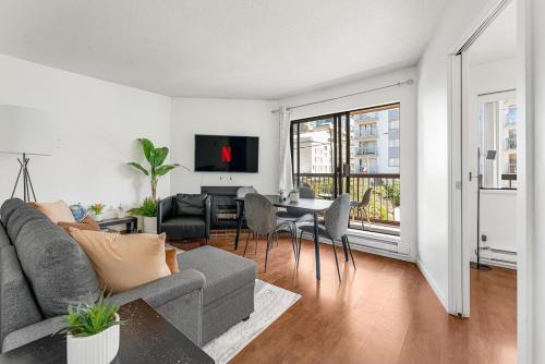 West End Apartamento | Stunning 3-Bed 2-Bath Condo in DT w Free Parking