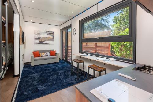 Tarzana Apartamento | Cozy 1BR Gem with Wood Deck, Free parking Sleeps 3