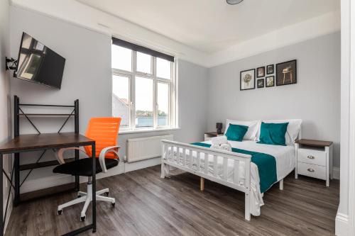 Bradley Stoke Casa | Dove Court Travel Lodge 5 - First Floor Ensuite