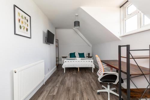 Bradley Stoke Casa | Dove Court Travel Lodge 6 - Top Floor Double Bedroom