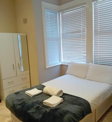 Wealdstone Casa | Harrow Guest House - Cecil HA3