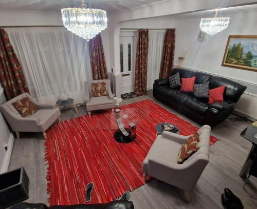 Clayhall Casa | 5 Bedroom Luxury Home with Garden in East London