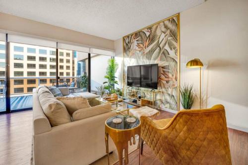 Downtown Honolulu Apartamento | Stunning Palm Resort! Steps to Pool & Hot tub.