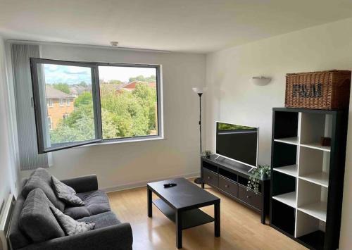 Greenwich Apartamento | Modern 1-Bed Apt with Gym and Pool, next to metro