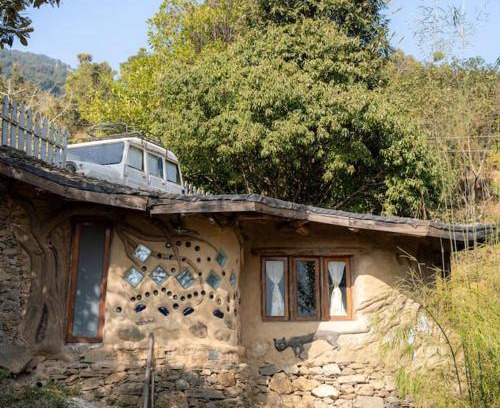 Naina Range Cama Y Desayuno | Hidden Earthen Home With An SUV Car As Entrance