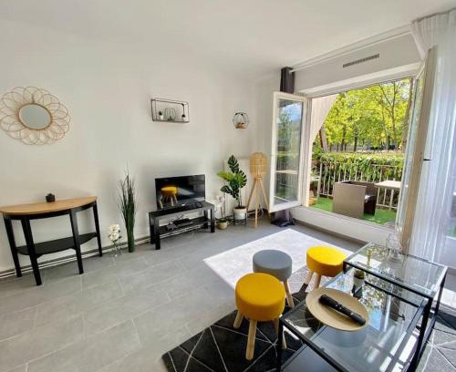 Les Epinettes Apartamento | LE COSY studio proche PARIS avec parking & terrasse