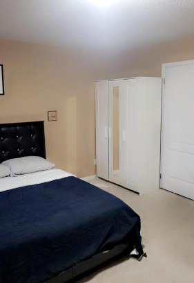 Brampton Casa | Cozy jets empire