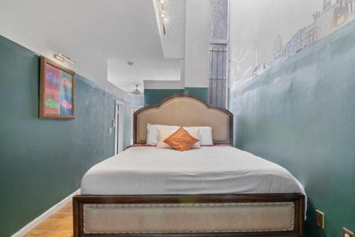 H Street Corridor Apartamento | Private Hot Tub - The Art Suite - Capital HILL DC