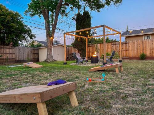 Arden-Arcade Casa | NEW - Modern 3BR & Backyard Oasis - 5 Minutes from American River!