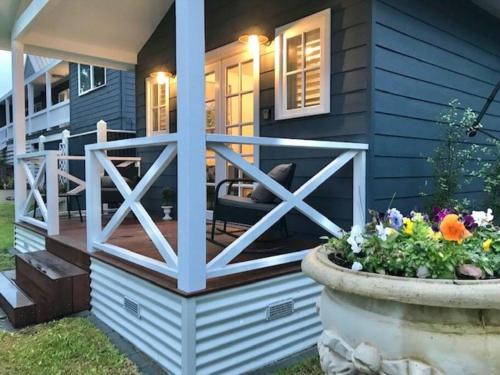 Rye Casa | Hamptons In Rye Green Cottage 3 Mins to Hot Springs!
